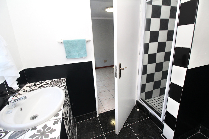 8 Bedroom Property for Sale in Mountainside Western Cape